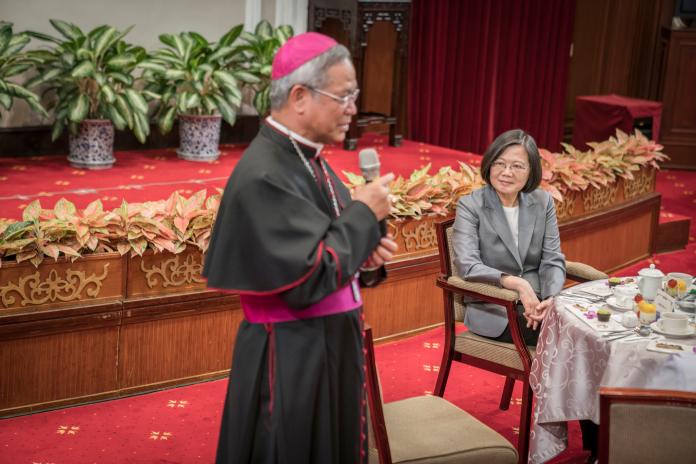 蔡英文總統1日接見「在台灣服務奉獻的天主教資深外籍神職人員」，感謝他們對台灣付出的愛與貢獻。（ 圖 / 總統府提供 ）
