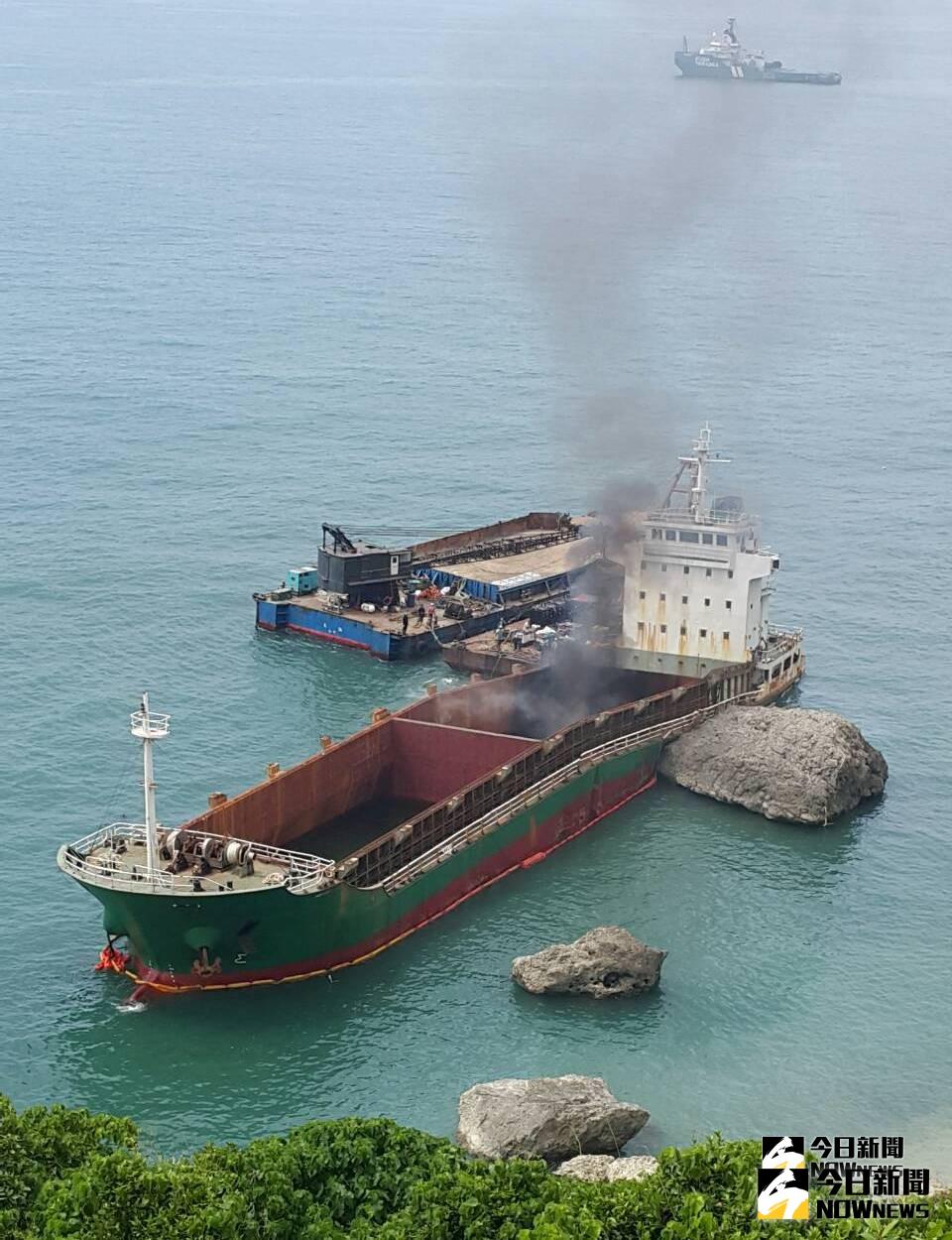 ▲擱淺在高雄港外柴山海域的順泓號輪發生火警，幸及時控制得宜，未釀大禍。(圖／記者黃守作攝，2018.10.01)
