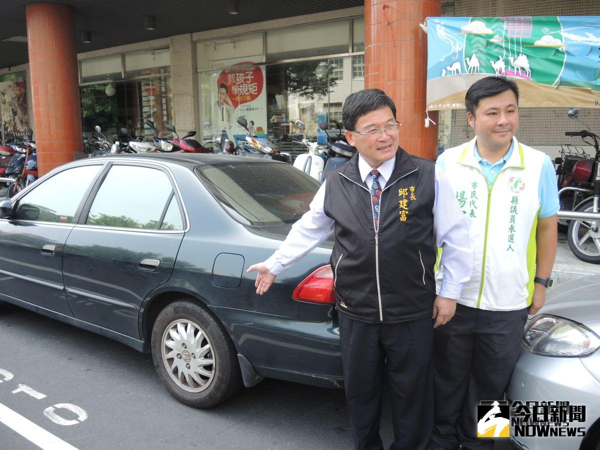 ▲彰化市公所率先開辦路邊停車收費，市長邱建富領軍現勘路邊停車收費措施實施成效，將展開大執法改善亂象。（圖／記者陳雅芳攝，2018.10.01)