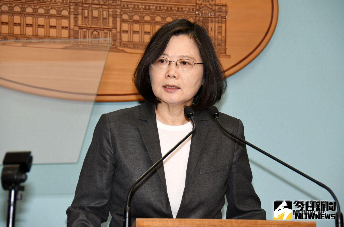 ▲宅神朱學恒分享總統蔡英文 3 年前「點亮台灣」競選廣告，問影片中女青年，當年一天只花 60 元吃三明治的她，現在吃飽了嗎？（圖／ NOWnews 資料照）