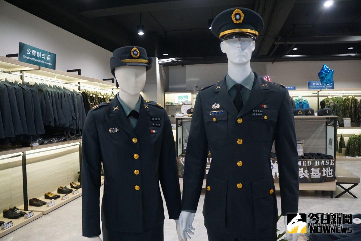 ▲國防部變更現行國軍服裝供售做法，從原本「撥補制」改為「儲值制」，人員可運用 9,860 元額度。圖為中壢龍岡服裝供售站展示。（圖／記者呂炯昌攝）