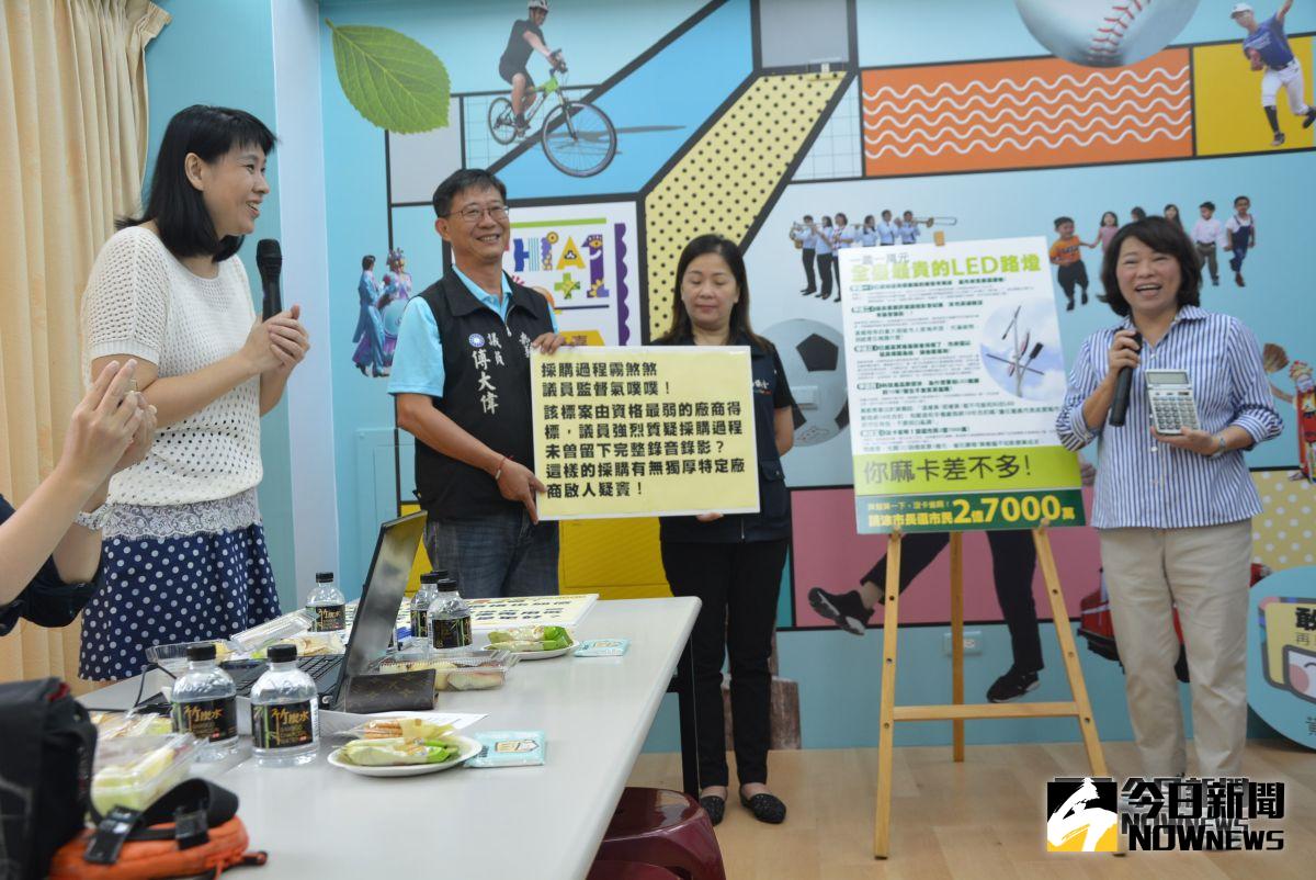 ▲黃敏惠拿出計算機要算市府採購LED路燈是否合算。（圖／記者郭政隆攝影2018.10.02）