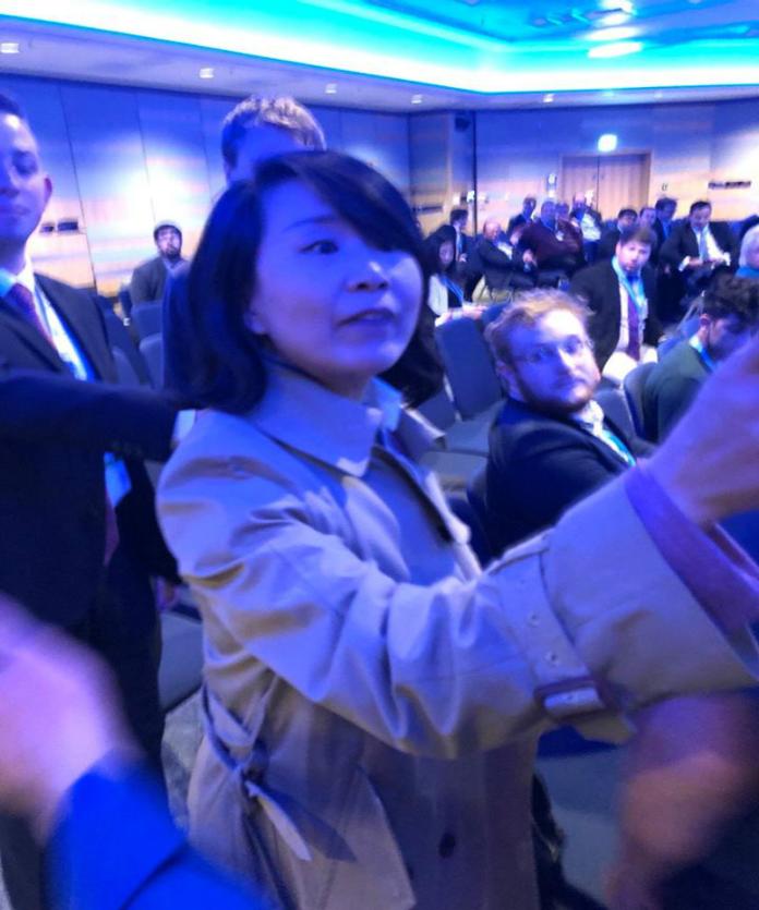 ▲央視女記者日前出席座談會動手打人，中國駐英國使館事後要求「會議組織者向中國記者道歉。」央視昨（ 1 ）日報導，英已屈服壓力將她釋放。（圖／翻攝自 Enoch Lieu 推特）