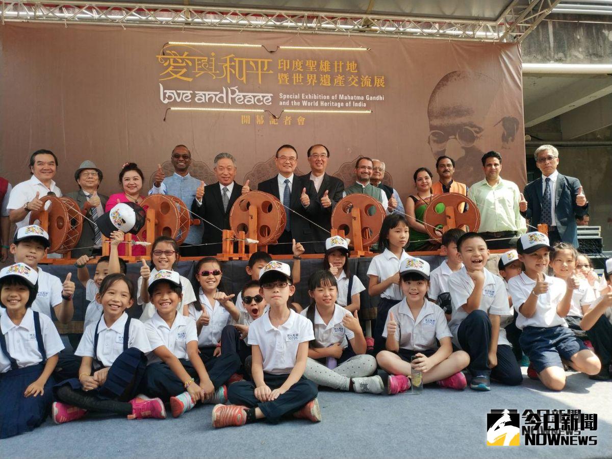 ▲台灣首辦甘地暨世界遺產交流展，今天開幕，參與貴賓以轉動紡織機宣示開展（圖／記者金武鳳攝2018.10.2)