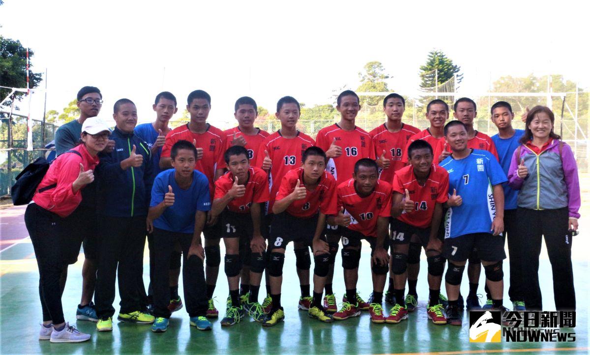 ▲屏東新園國中，冠軍母子檔媽媽郭明香(右)是教練、兒子陳冠丞(背號13)。（圖／記者鍾東穎攝影,2018.10.02）