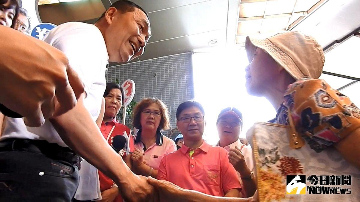 ▲侯友宜面對民眾突如其來的質疑，趕緊以握手的方式，試圖緩和現場的氣氛。（圖／記者陳志仁攝，2018.10.02）