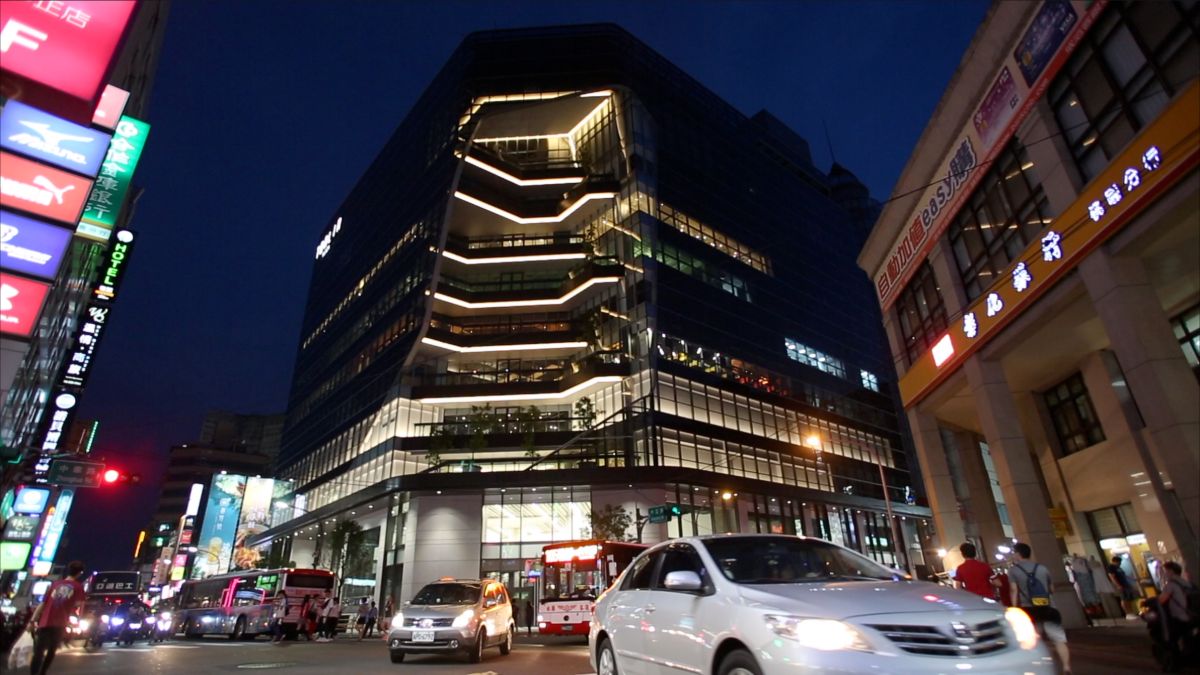 ▲1995年就開幕營運的桃園統領百貨，耗資近10億重新改造後，今天重新以「統領廣場-Tonlin Plaza」投入激烈的桃園站前商圈百貨戰場。（圖／統領廣場提供, 2018.10.03）