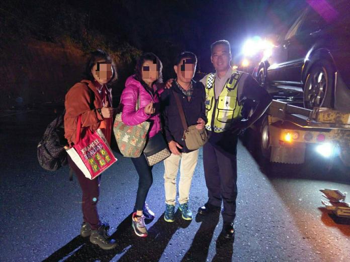 拉拉山出遊車拋錨　遇暖警營救順利下山
