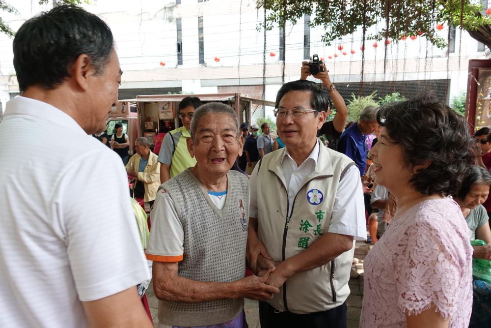 涂醒哲提醒長者施打疫苗與做整篩。〔圖／嘉市府提供2018.10.03〕