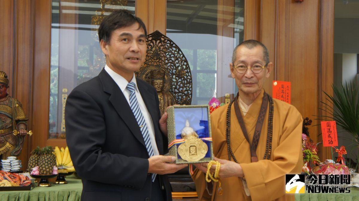 ▲2018萬神博覽會今開幕，海雲繼夢致贈財寶天王小分尊給民政司長林清淇，感謝他的參與。（圖／金武鳳攝，2018.10.3)