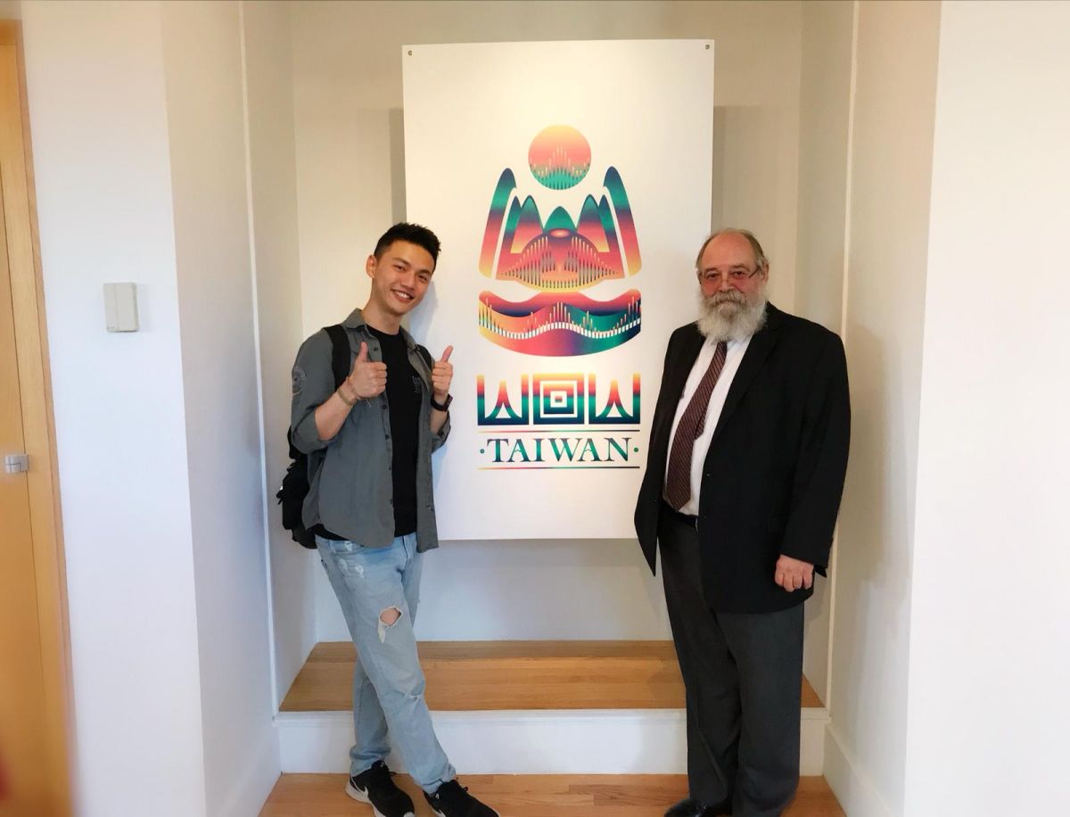 ▲左起王伯源與紐約市立大學美術館館長。（圖／齊石傳播提供）