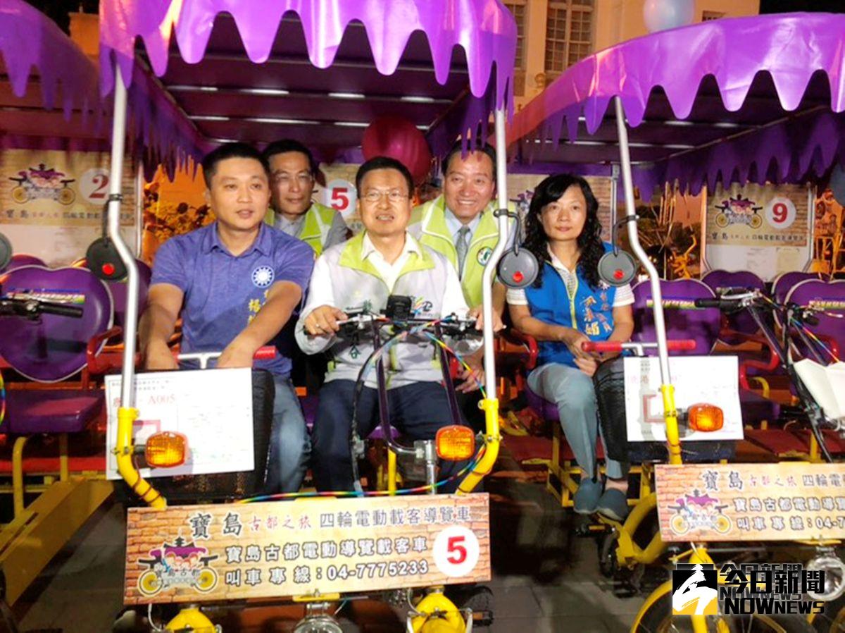 ▲全國第一台掛牌的觀光三輪車掛牌，在鹿港公會堂前廣場上路，彰化縣長魏明谷發放車牌給通過檢驗的觀光三輪慢車。（圖／記者陳雅芳攝，2018.10.03)