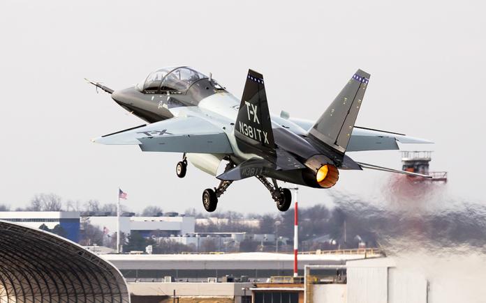 ▲美國T-X高教機案決標，由波音公司以每架約新台幣6億元得標，價格大約是藍鵲教練機的6成，並可無縫接軌F-35戰機的前置訓練。（取自波音）