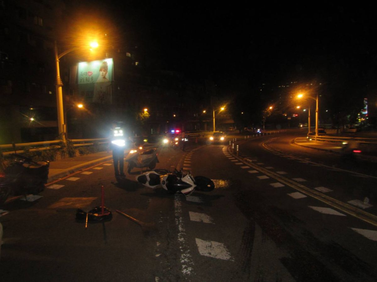 ▲洪姓重機車騎士疑遭白色轎車惡意逼車擦撞，摔得人車倒地，渾身是傷。（圖／記者郭凱杰翻攝，2018.10.04）