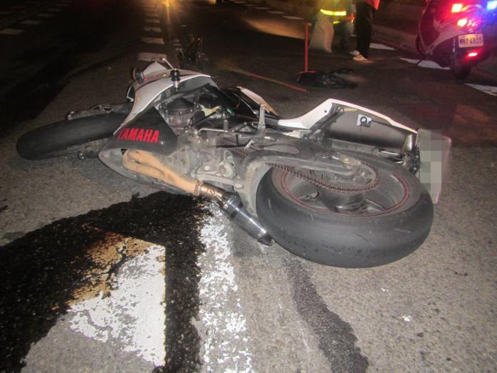 ▲洪姓男子（24歲）駕駛的馬自達白色轎車惡意逼車，致洪姓重機騎士因擦撞而人車倒地。（圖／記者郭凱杰翻攝，2018.10.04）