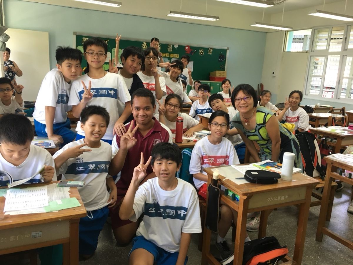 ▲新北市江翠國中接待澳洲Clairvaux Mackillop College的13位學生，並在學伴的陪同下入班學習。（圖／江翠國中提供）