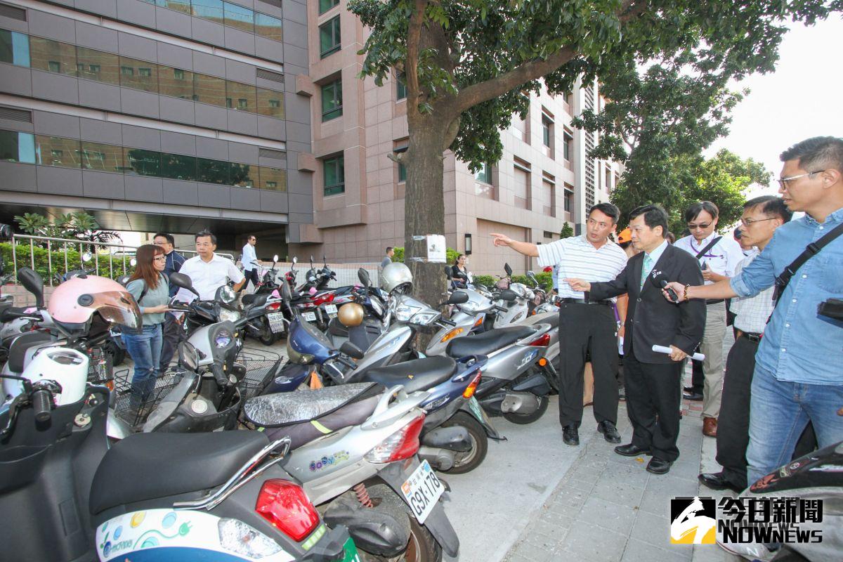 ▲台中市政府秘書長黃景茂率市府相關局處，前往中山醫院前文心路進行聯合稽查及違規勸導(圖／記者柳榮俊翻攝2018.10.4)