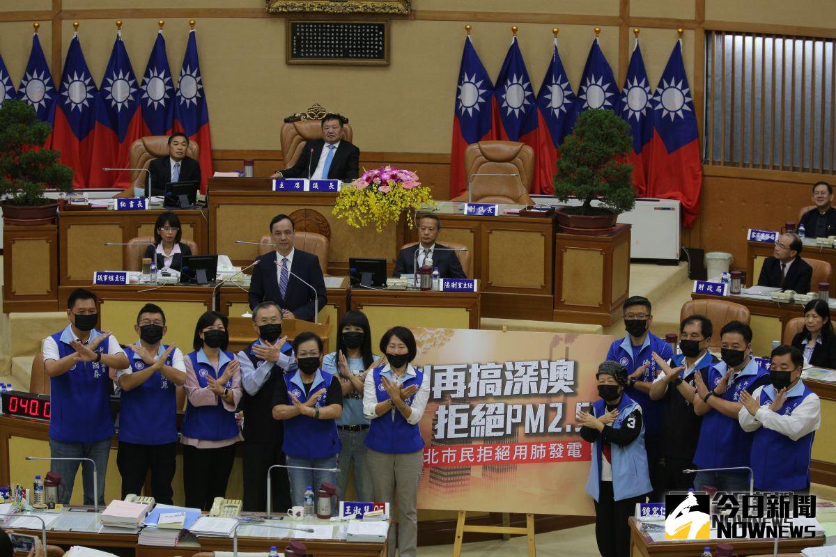 ▲國民黨新北市議會黨團今日藉由市政質詢的機會，戴上黑色口罩表達反對興建深澳燃煤電廠的訴求。（圖／記者陳志仁攝，2018.10.04）
