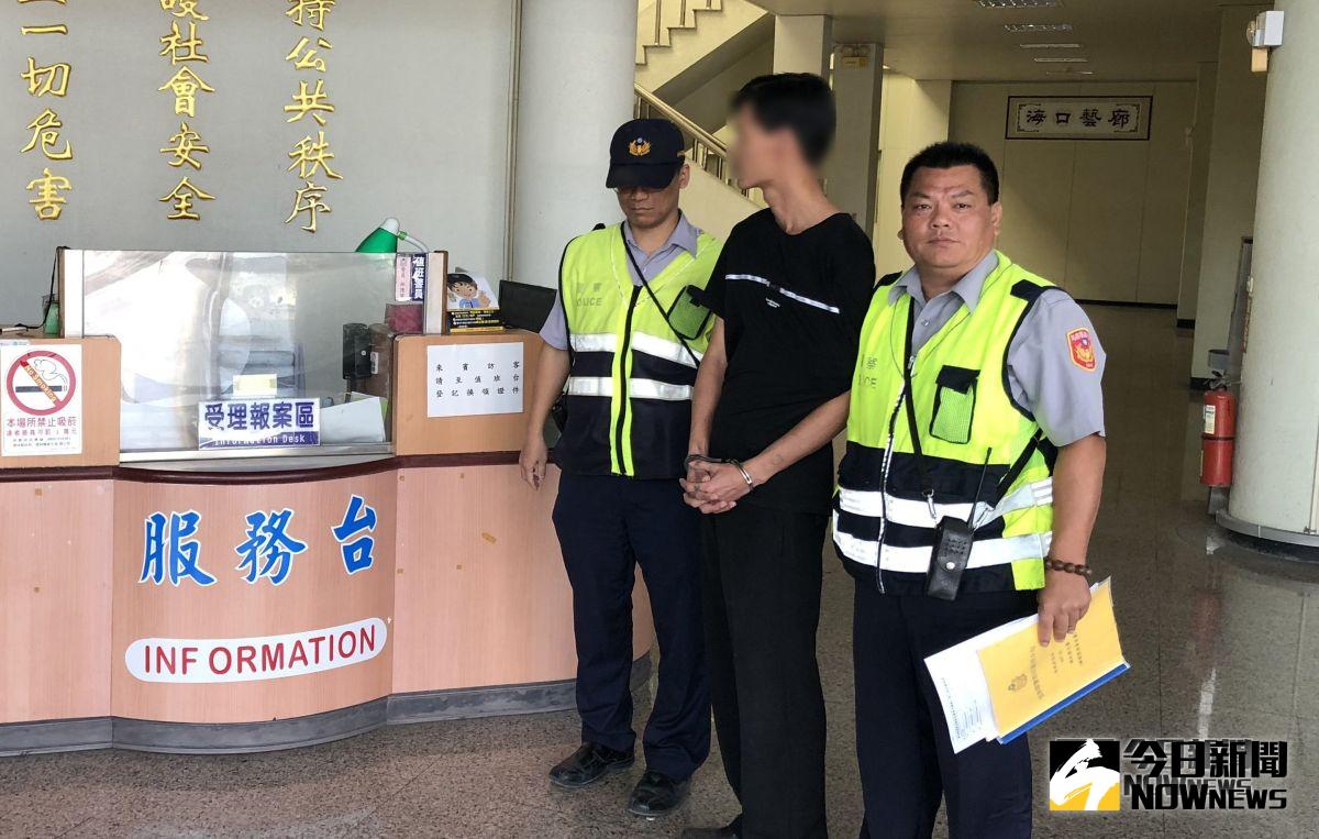 ▲陳姓道士因竊盜案件遭到通緝，辯稱急著要到喪家做法事欲遁走，眼尖員警識破逮捕。（圖／記者蘇榮泉攝，2018.10.04）