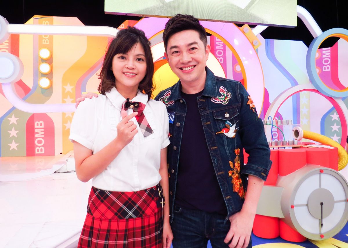 ▲李明川無償幫瑪莉亞打造金鐘造型。（圖／衛視中文台提供, 2018.10.4）