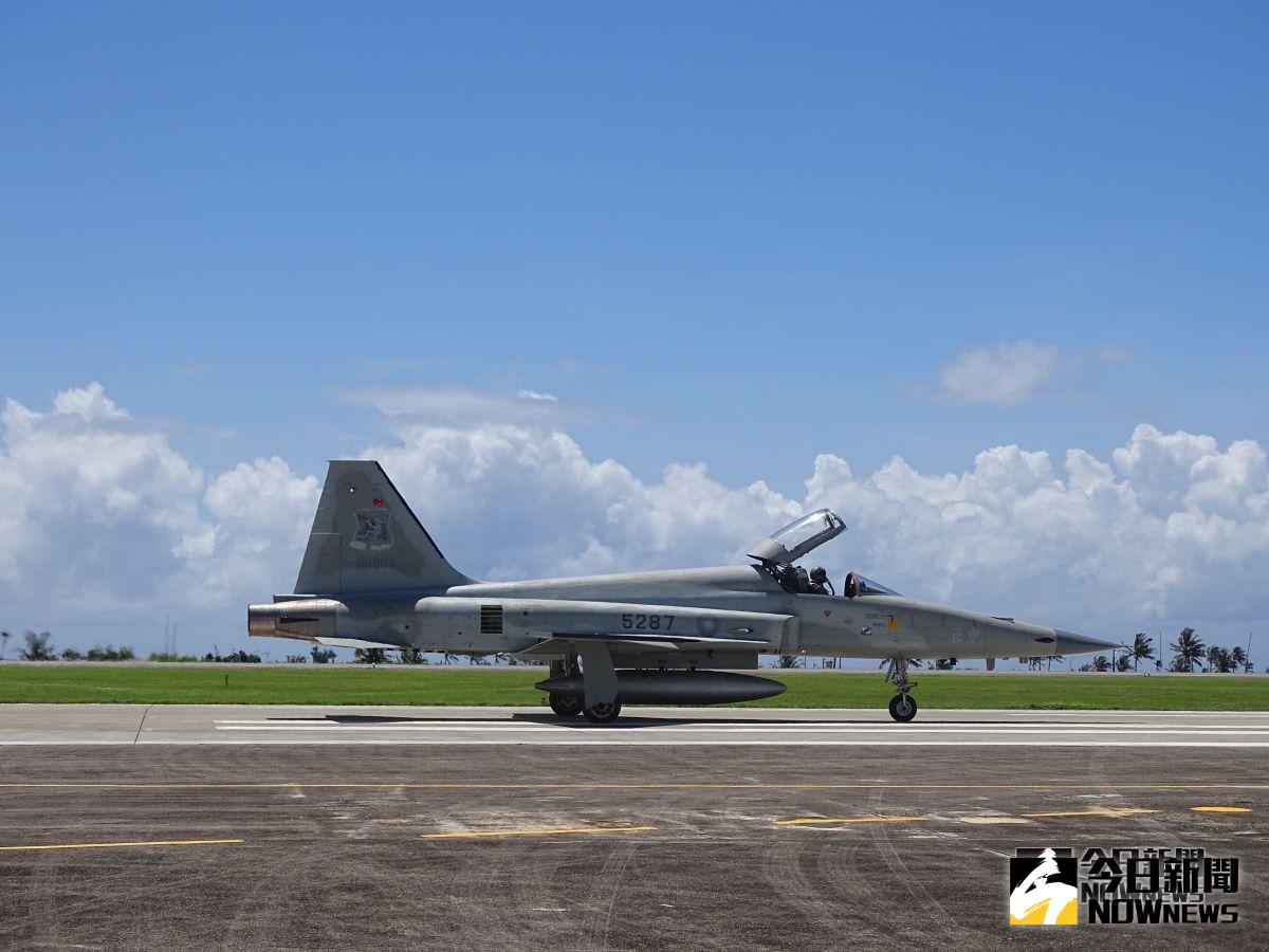 ▲為了避免民航業者挖角飛行員，提高留營意願，空軍擬提高飛行加給，另外提高退場機制的賠償門檻。（圖／記者呂炯昌攝）