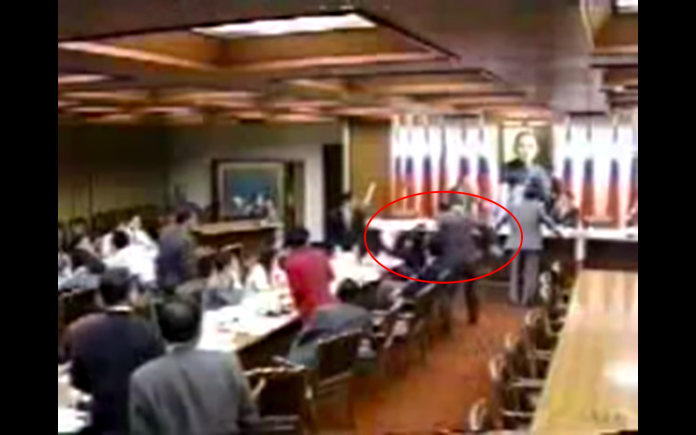 ▲當年韓國瑜先是在陳水扁發言時翻桌，而後更出手打人。（圖／翻攝自YouTube）