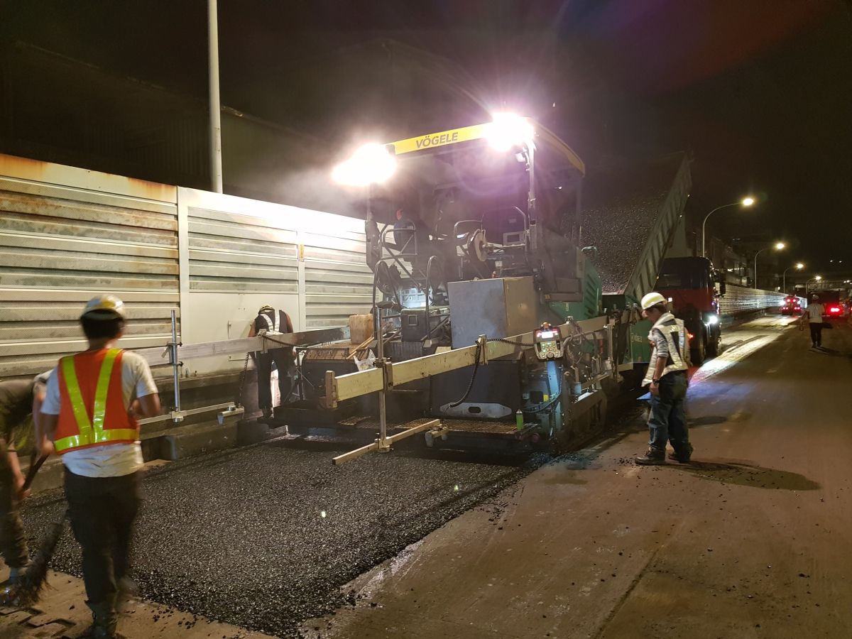 ▲新北市政府引進透水瀝青刨鋪路面，並運用到華翠大橋的路面改善工程，提高道路抗滑、抗霧及排水能力。（圖／新北市工務局提供）

