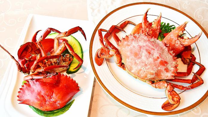 ▲君鴻國際酒店38樓蓬萊美食餐廳祭出比臉還要大的斯里蘭卡大巨蟹，每隻重量都有500公克以上。（圖／記者陳美嘉翻攝 ）