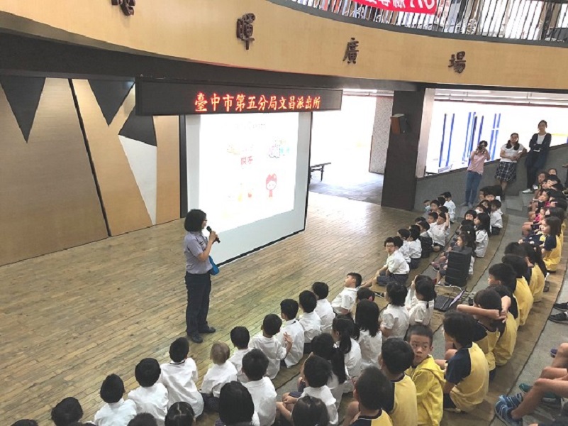 ▲文昌派出所派員到慎齋小學宣導預防犯罪及自我保護 （圖／記者鄧力軍翻攝, 2018.10.05）