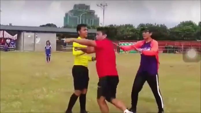 ▲同安國小球隊管理游崑銘質疑球場裁判執法不公，爆衝進球場內與裁判爭執並不斷推擠裁判，還失控揮掉第三裁判的帽子。（圖／翻攝Youtube 王小安, 2018.10.05）