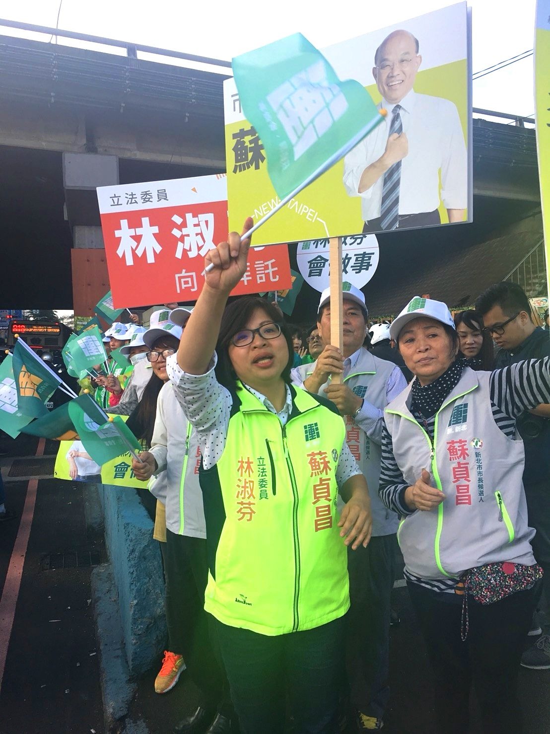 ▲立委林淑芬高呼蘇貞昌「衝衝衝」的口號，拜託大家為蘇貞昌拉票「衝衝衝」。（圖／蘇貞昌辦公室提供）