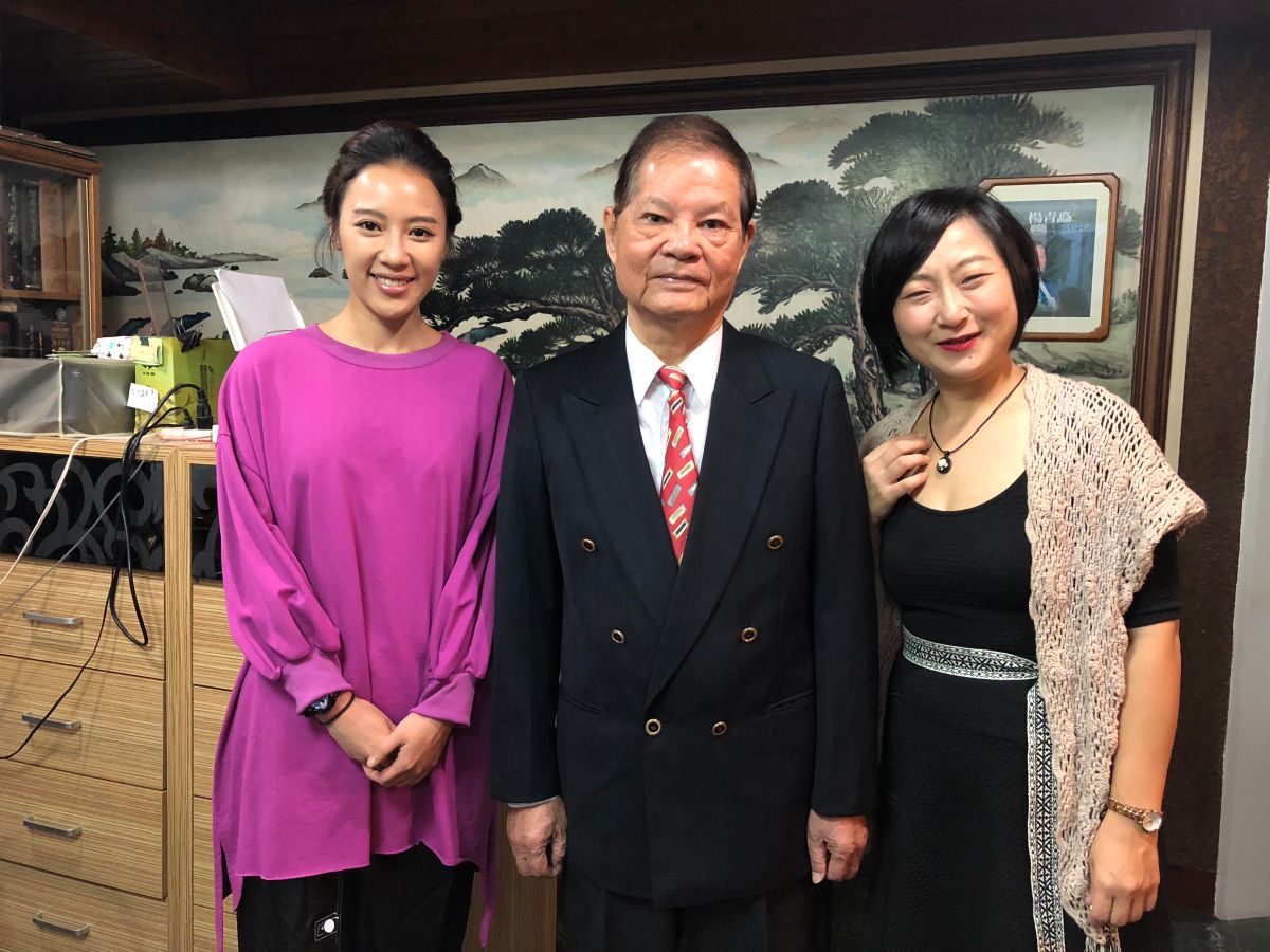 ▲方宥心（左）、廖怡裬（右）探訪楊青矗老師 。（圖／民視提供，2018.10.05）