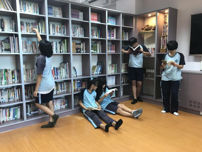 5.學生們沈浸在歐德集團以環保健康綠建材打造的「幸福圖書館」，快樂閱讀。