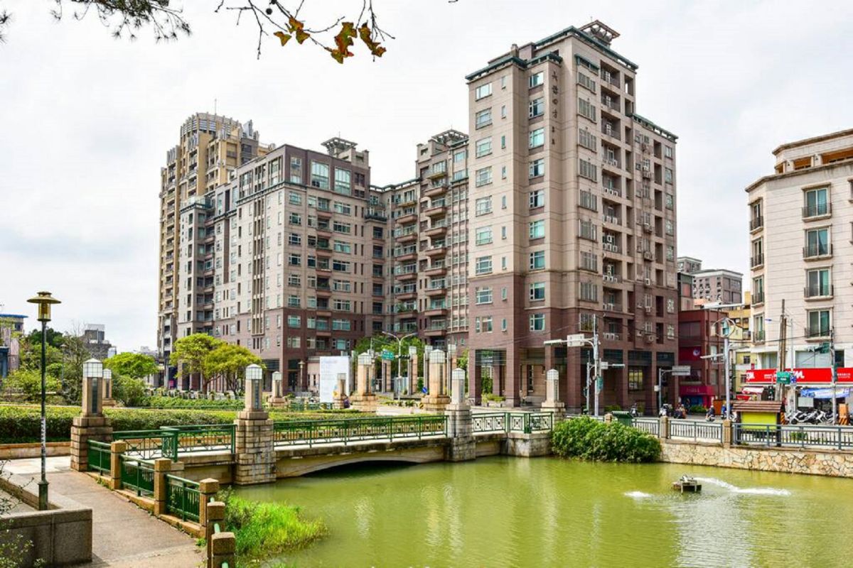 ▲新竹公園環境清幽，公園路上的電梯大樓相當受歡迎。（圖／信義房屋提供）