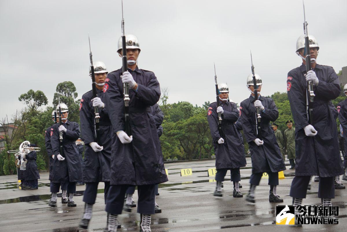 ▲國防部與文化部達成共識，三軍儀隊自7月15日起撤出中正紀念堂銅像大廳。（資料照／記者呂烱昌攝）