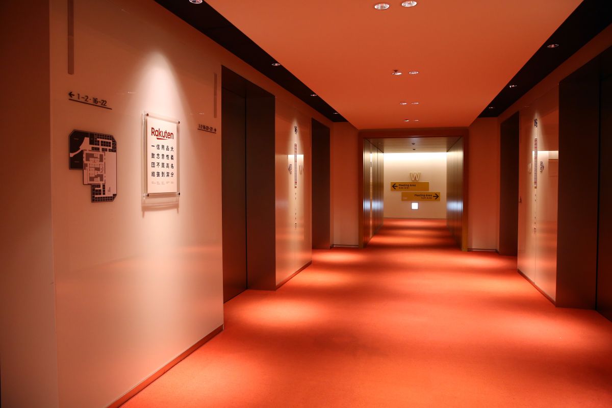 ▲醒目的紅充斥在日本樂天集團總部。（圖／日本樂天提供）