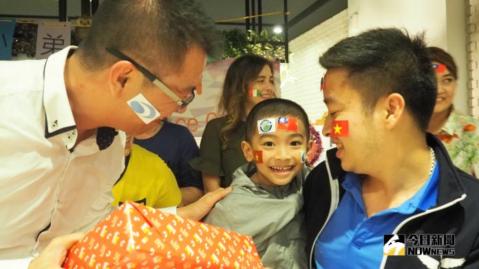 越南多重畸形男童治癒返國前夕，醫療團隊給予「世界級」的溫馨祝福（中國附醫提供)