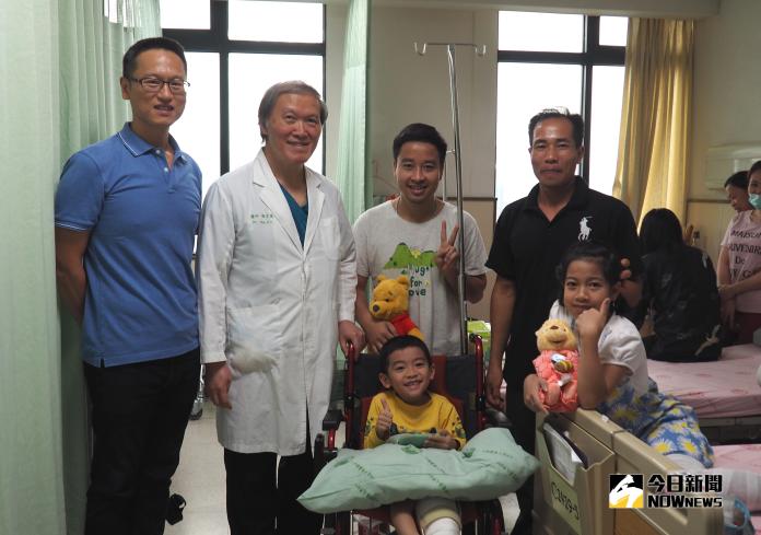 越南多重畸形男童跨海求醫治癒　　　醫療團隊變裝祝福健康出院