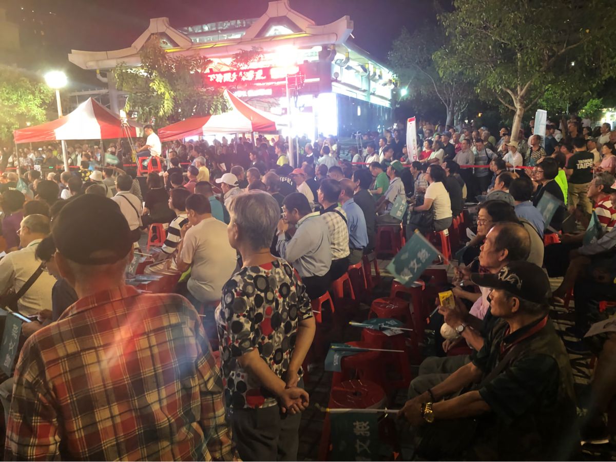 ▲有網友在 PTT 分享姚文智造勢晚會「人山人海」盛況，卻被踢爆只是假象。（圖／翻攝自 PTT ）