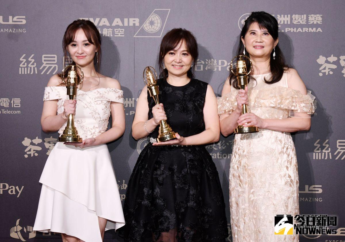  ▲陳家頤（左）以《驚奇！博物館》奪下「自然科學紀實節目主持人獎」。（圖／NOWnews攝影中心, 2018.10.06）