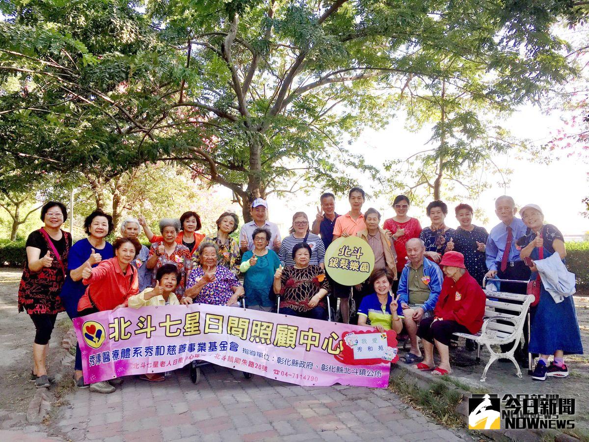 ▲北斗秀和苑日照中心帶領長輩前往河濱公園，賞花散步，看到花朵盛開心情也更加開朗。（圖／記者陳雅芳攝，2018.10.06)