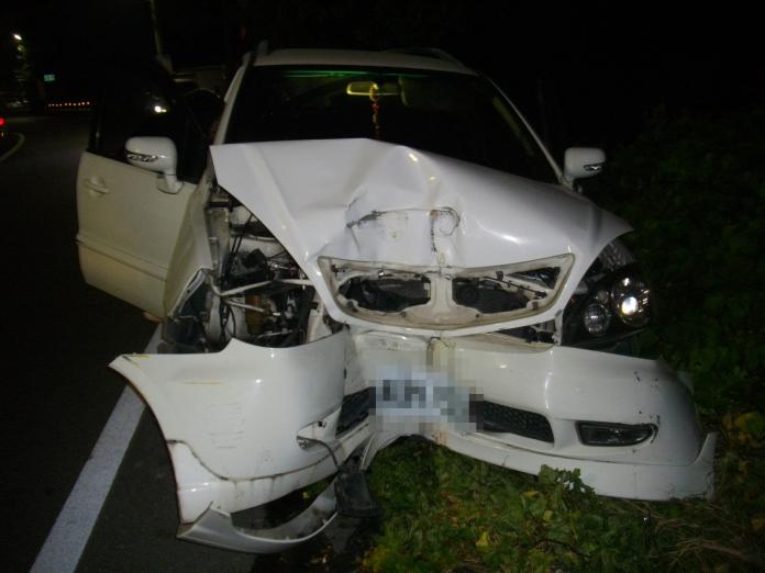 白色休旅車自撞反光鏡及電線桿　釀1死1重傷

