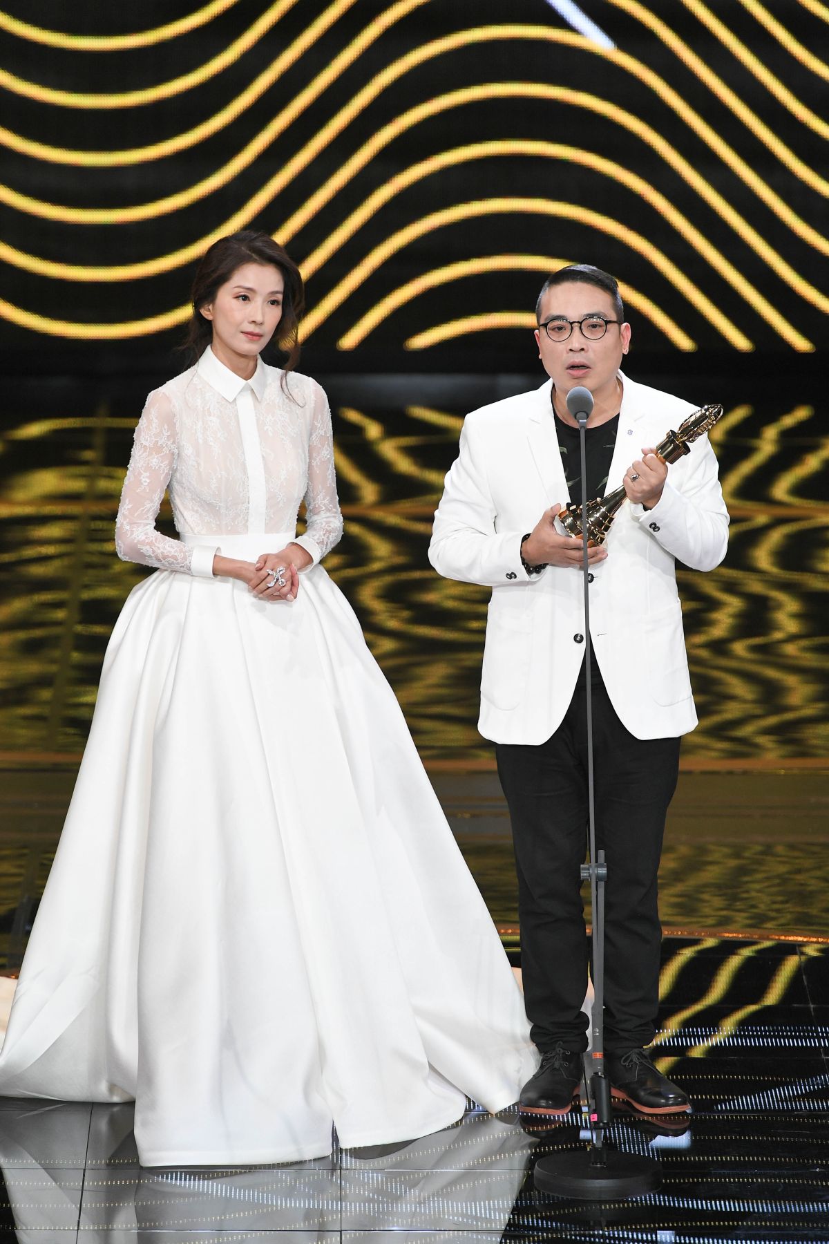  ▲葉全真（左）為恩師劉立立引言及頒獎，由兒子董奕靖代領。（圖／三立提供, 2018.10.06