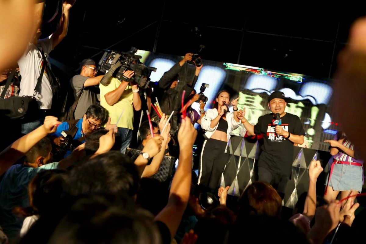 ▲侯友宜不僅初次挑戰念RAP，還與世界百大DJ Cookie同台大玩自拍。（圖／侯友宜辦公室提供）