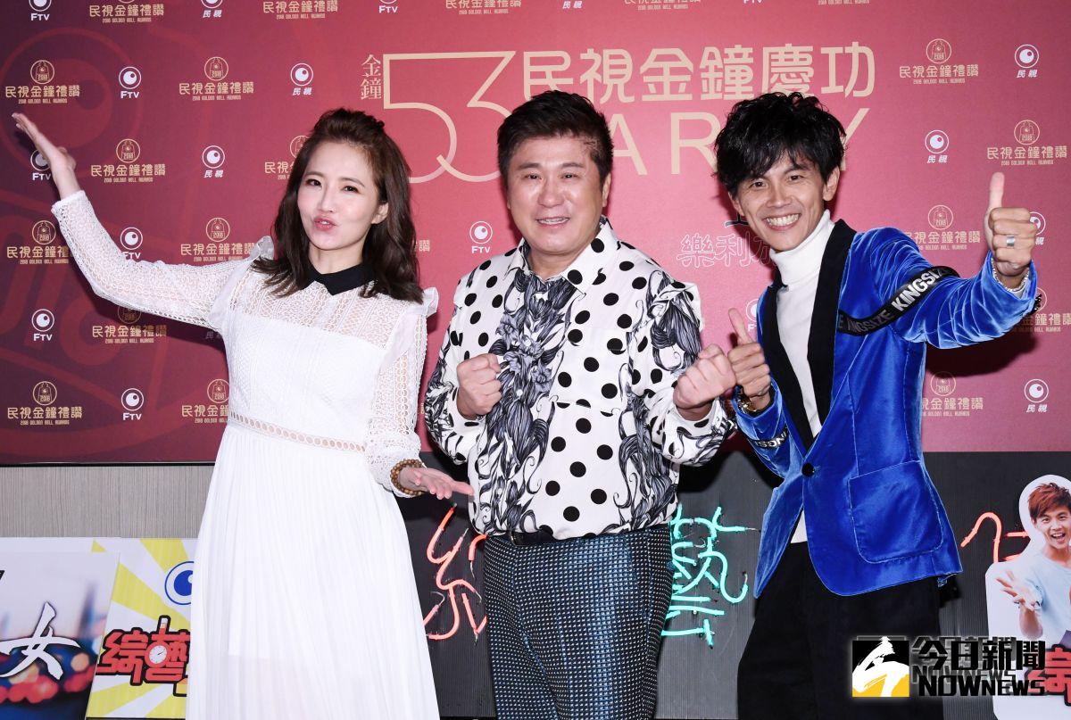 ▲左起謝忻、胡瓜、阿翔敲鐘不忘感謝董至成。（圖／記者林調遜攝, 2018.10.07）