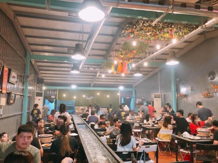 日前屏東有業者模仿泰國超夯的「流水蝦」餐廳，將蝦子放入長 11 公尺的水道，讓顧客享受「邊夾邊吃」的樂趣，然而餐廳才開幕短短 6 天，就驚傳暫停營業。（圖／翻攝自臉書）