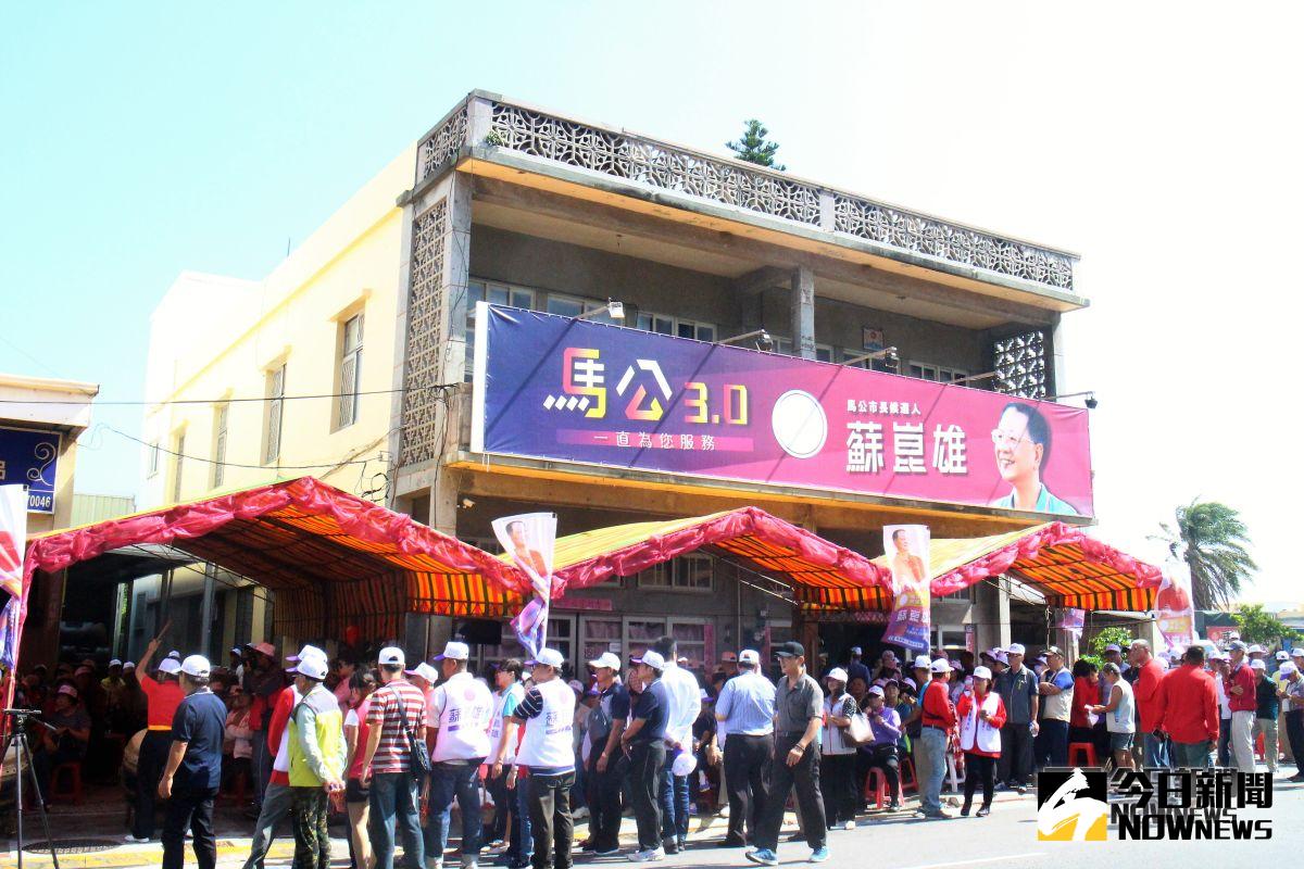 ▲澎湖馬公市中華路有9競選總部設在此 民眾戲稱為選舉街（圖／張塵攝 , 2018.10.07）