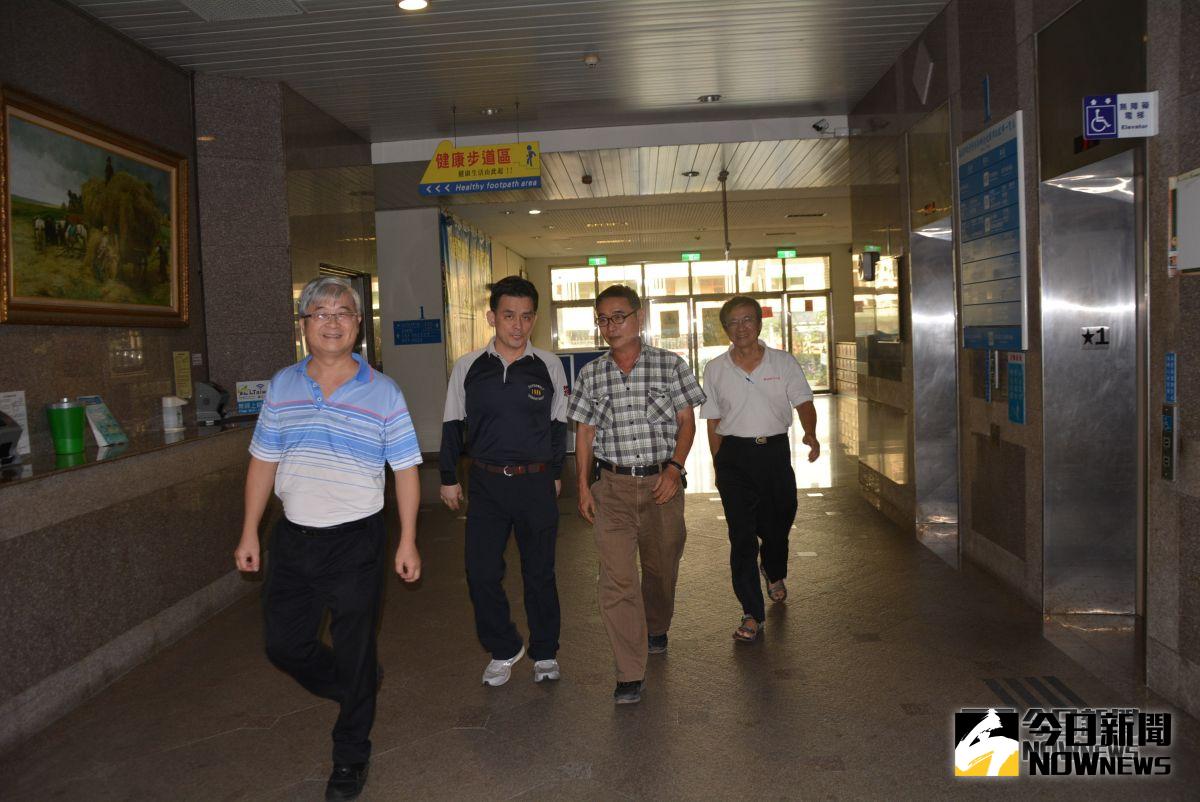 ▲陳茂松前去市警局向警方提供他所收集到的相關證據。（圖／記者吳晉輝攝影2018.10.07）