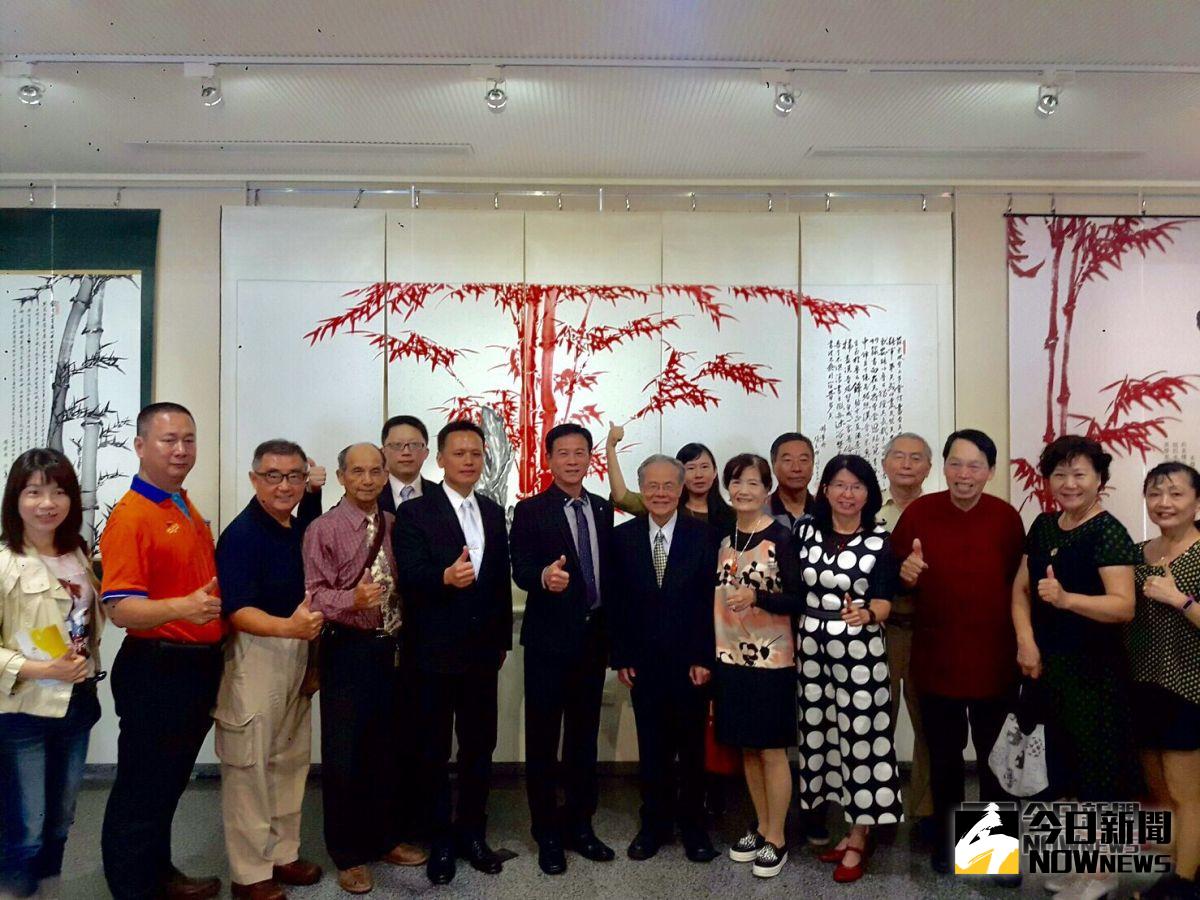 ▲彰化縣青溪新文藝學會在成美藝廊舉行「讀竹品石會墨竹展」，中區後備指揮部指揮官江少將等人出席展覽，稱讚畫家張春輝的思想內涵與藝術生命力。（圖／記者陳雅芳攝，2018.10.07)