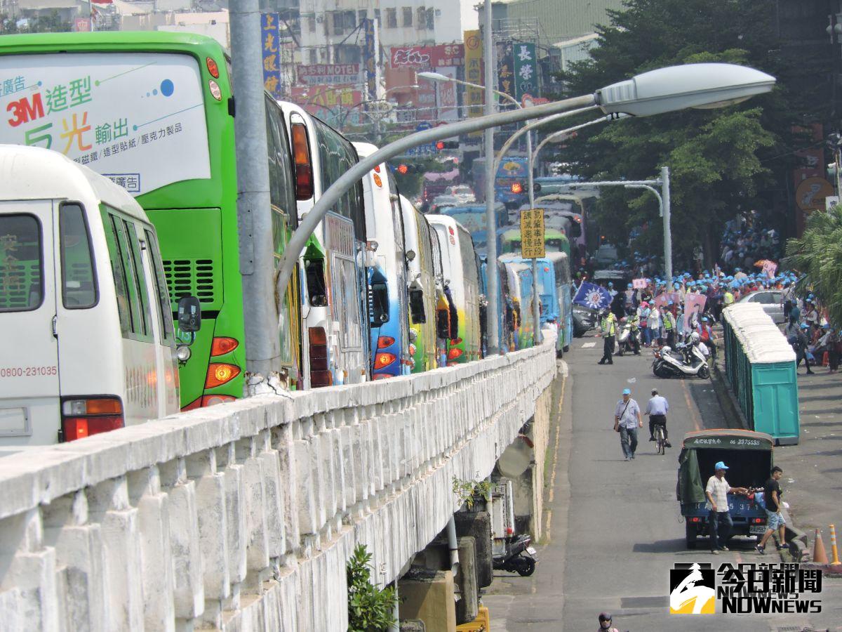 ▲選舉造勢活動離場人潮及大批遊覽車，將周邊交通完全堵塞。(圖/記者陳聖璋攝，2018.10.7)